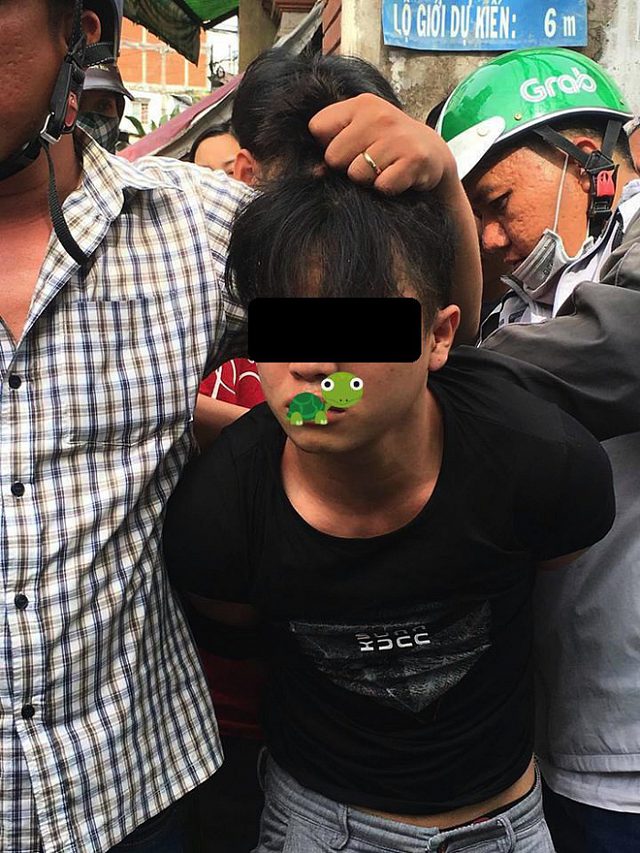 Nam thanh niên trộm xe máy bị người dân vây bắt.