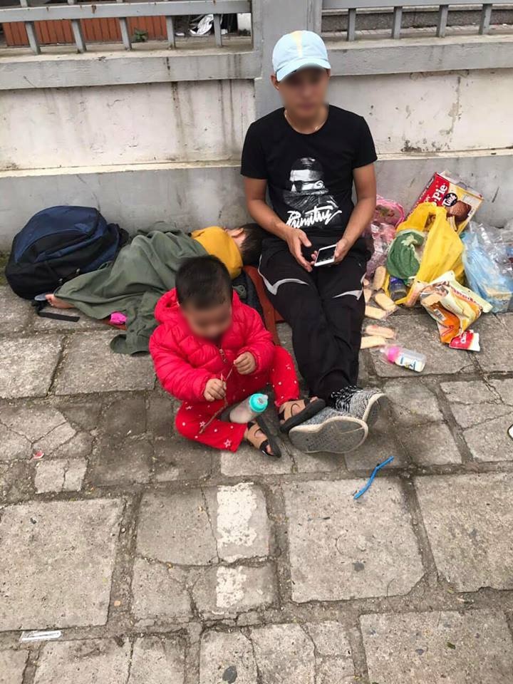 Nhìn cảnh những đứa trẻ nằm ngủ tạm bợ bên đường khiến ai cũng xót thương.