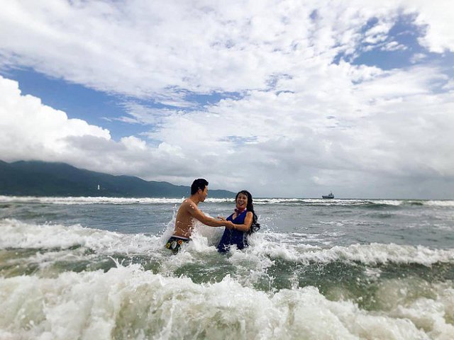 Vợ chồng chị Thu Sao hạnh phúc ở Đà Nẵng.