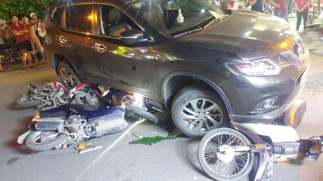 Hàng loạt xe máy bị cuốn vào gầm chiếc xe hơi 4 chỗ. Ảnh FB.