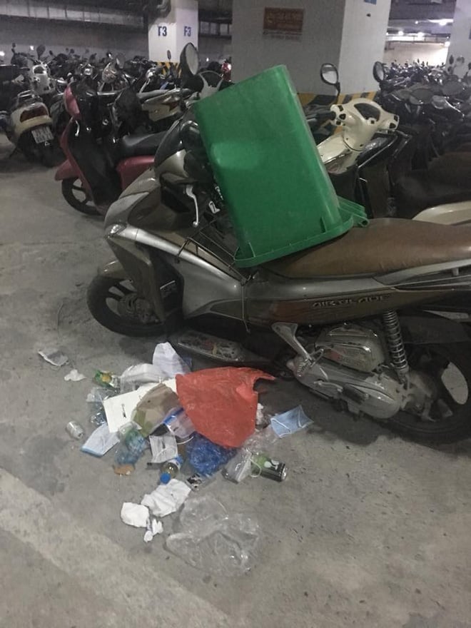 Đủ các loại rác vương vãi khắp nơi. 