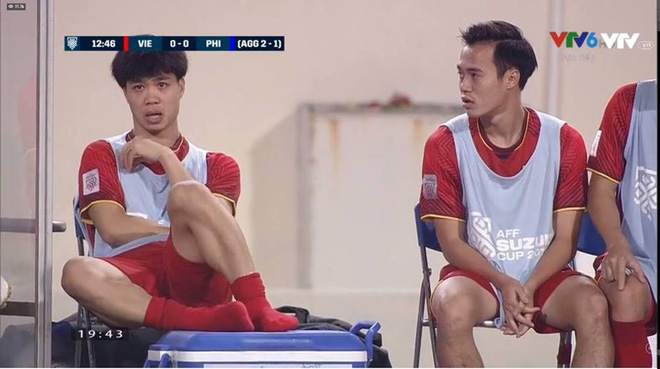 Công Phượng thẫn thờ ngồi co chân trên băng ghế dự bị khiến dân mạng cười 