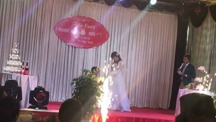 Đám cưới cũng được tổ chức rình rang, linh đình.