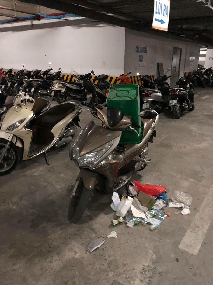 Chiếc xe đỗ thiếu ý thức bị đổ nguyên thùng rác vào.