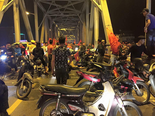 Một số nạn nhân bị thương nằm trên đường sau va chạm mạnh. Nguồn ảnh: Facebook