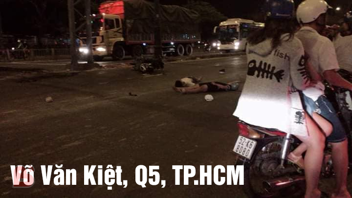 Tai nạn khiến 2 người bị thương nằm trên đường. Nguồn: Beatvn