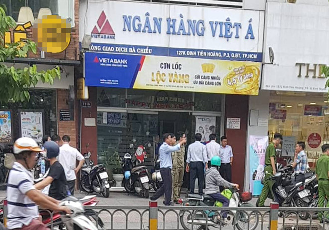 Công an phong tỏa bên ngoài ngân hàng. Ảnh: Lê Trai.