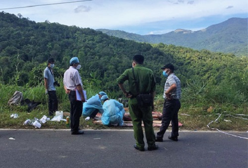 Lực lượng công an khám nghiệm thi thể nạn nhân. Ảnh Thanh Niên.