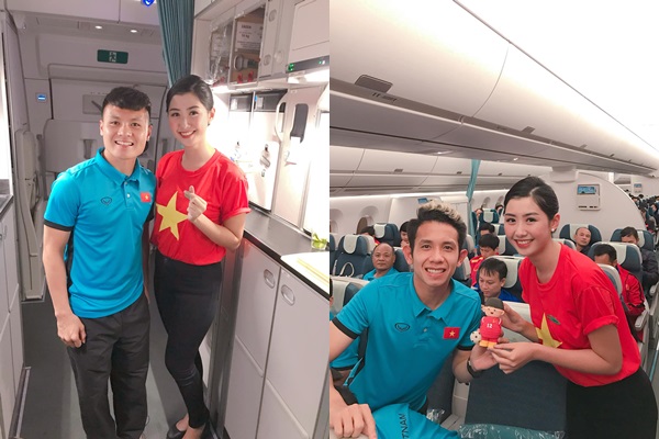 Ngọc Linh chụp ảnh cùng các cầu thủ Việt Nam.