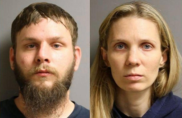 Bradley Bleimeyer, 24 tuổi, cha cậu bé và bà mẹ kế Tammi Bleimeyer, 33 tuổi.