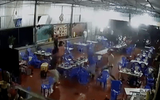 Nhóm giang hồ cầm dao, mã tấu chém người ở quán nhậu.