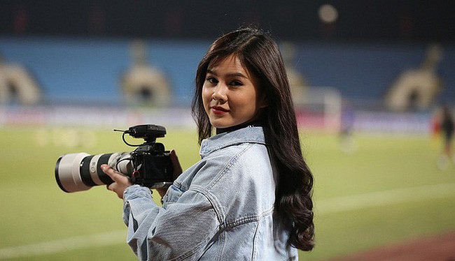 Thu Hoài cuốn hút mọi ánh nhìn trên sân Mỹ Đình trong thời gian tác nghiệp.