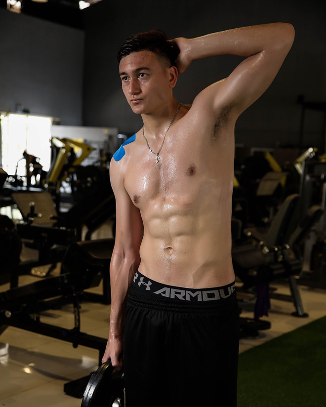 Body săn chắc của Văn Lâm khiến nhiều người xem anh chàng như hình mẫu của 1 cầu thủ hiện đại.