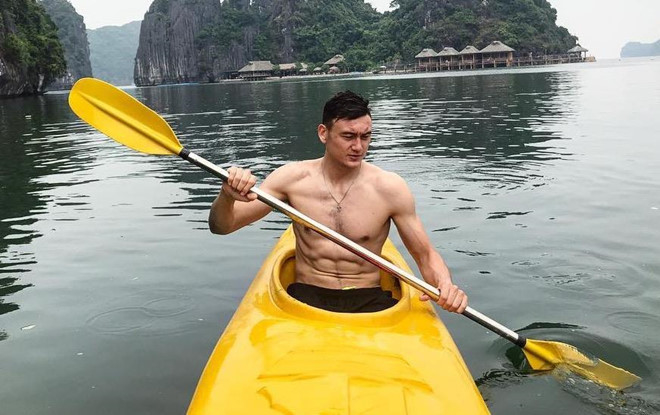 Không chỉ giỏi bắt bóng mà Lâm Tây còn hát rất hay.