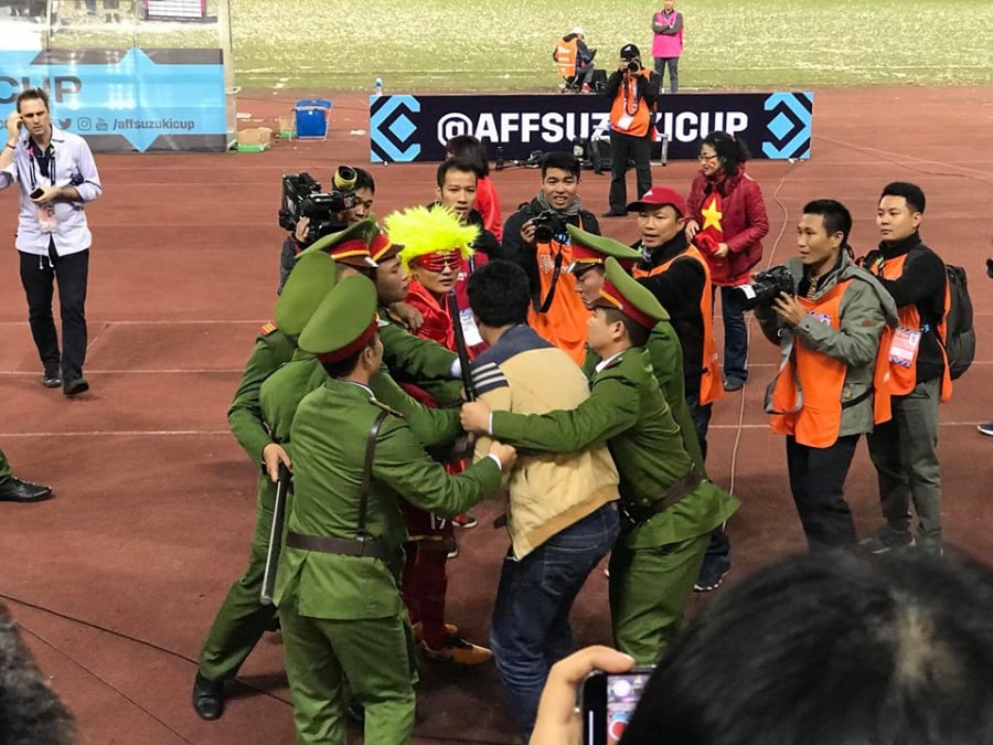 Quang Hải bị một CĐV quá khích chạy đến ôm hôn.