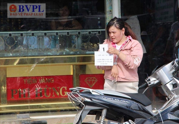 Nữ quái chuẩn bị lên xe nổ máy tẩu thoát thì bị người dân bắt giữ, giao công an.