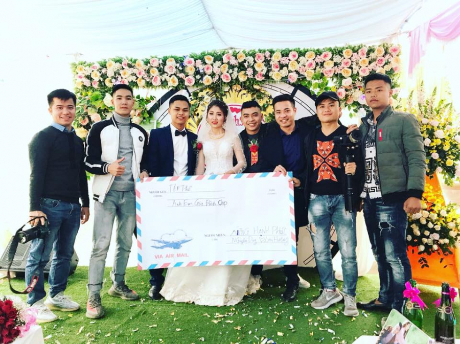 Hội bạn thân chụp ảnh cùng chiếc phong bì 