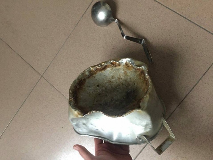 Sau đêm bão, chiếc nồi cũng méo mó, biến dạng không kém.