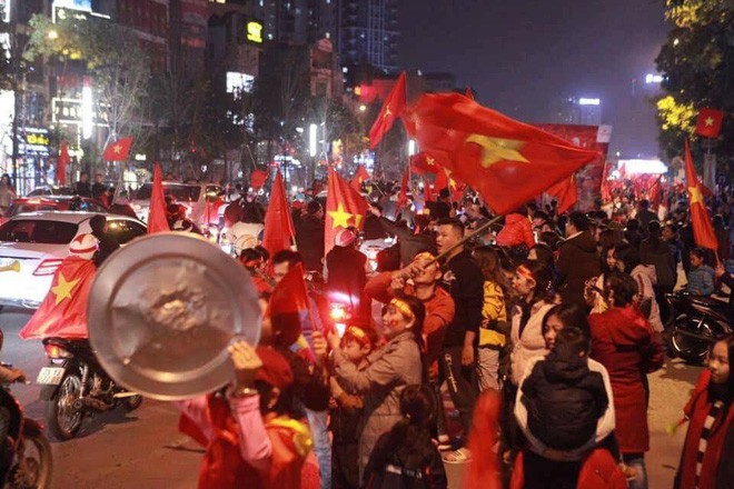 Mâm, nồi, chảo được mang xuống đường để đi bão.