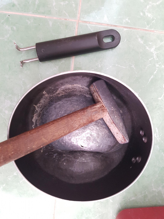 Búa và chảo cũng được mang xuống đường để đi bão rồi trở về với bộ dạng méo mó.