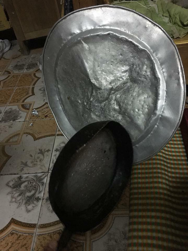 Hàng loạt chiếc mâm, chảo biến dạng.