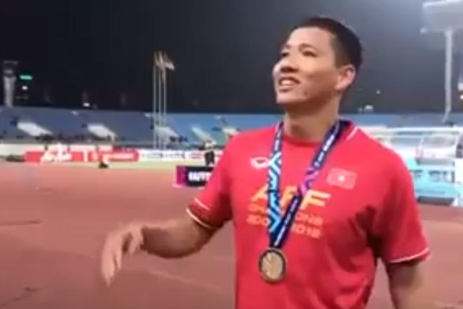 Chàng cầu thủ hướng mắt lên khán đài tìm mẹ và chị gái.