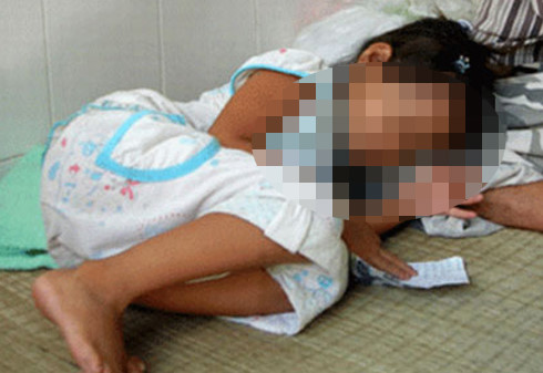 Bé gái bị chú ruột xâm hại suốt 2 năm trời. Ảnh minh họa.