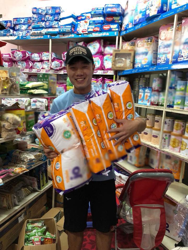 Xuân Trường mua hàng lốc bịch bỉm.
