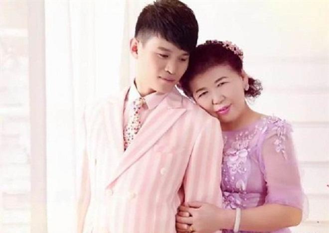 Hai người hạnh phúc chụp ảnh cưới.