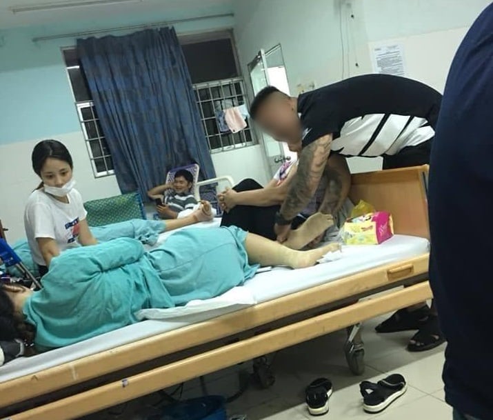 Hình ảnh người chồng xăm trổ chăm sóc vợ chu đáo khiến nhiều chị em ghen tị - (Ảnh: Beatvn).