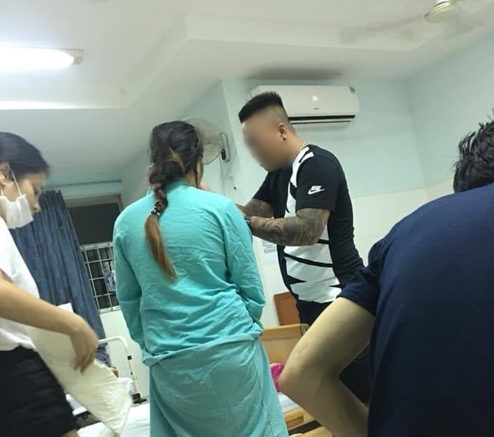 Anh chồng ân cần đút cháo cho vợ. Ảnh Beatvn.