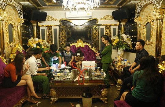 Lực lượng Công an tiến hành khám xét tại hiện trường. Ảnh: NLĐ.