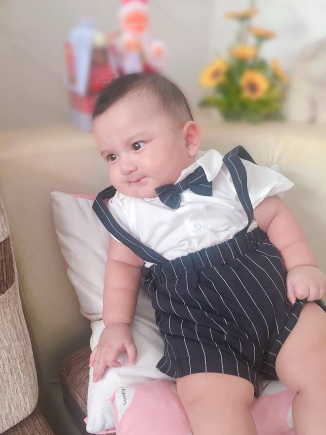 Cậu bé nhìn nghiêng cũng rất giống Văn Lâm.