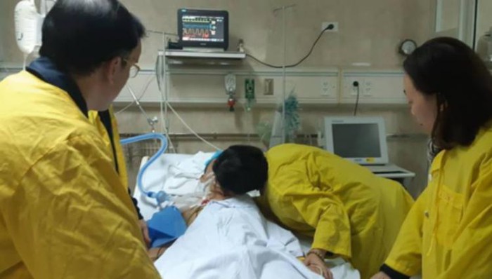 Chị Phương nắm chặt tay chồng, nhìn anh âu yếm rồi đặt lên môi anh nụ hôn từ biệt 