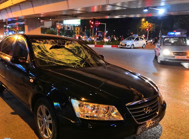 Chiếc xe gây ra vụ tai nạn liên hoàn vỡ nát kính trước. Ảnh: Quang Huy.
