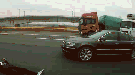 Chàng trai nằm co giật giữa đường co giật khiến mọi người hoảng sợ.