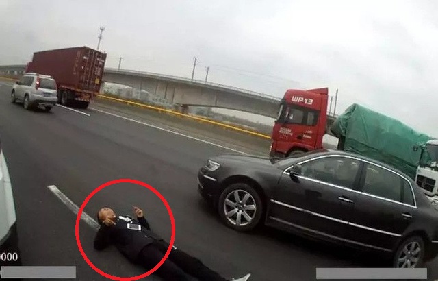 Hóa ra đây chỉ là màn dàn dựng để níu kéo người yêu của anh chàng.