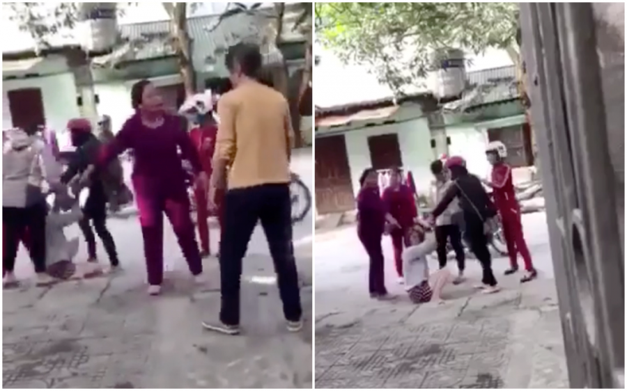 Mặc dù mọi người vào can ngăn nhưng nhóm người vẫn hung hãn đánh cô gái.