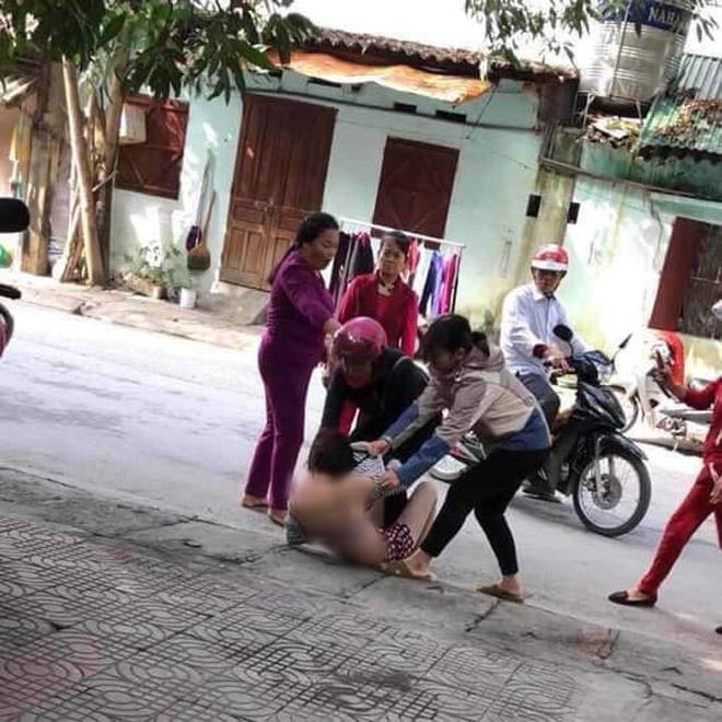 Cô gái bị đánh ghen, lột đồ giữa phố.