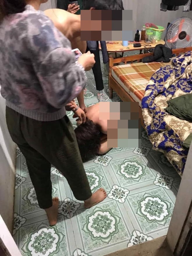 Vợ bắt quả tang chồng đang ở cùng một cô gái trẻ trong phòng.