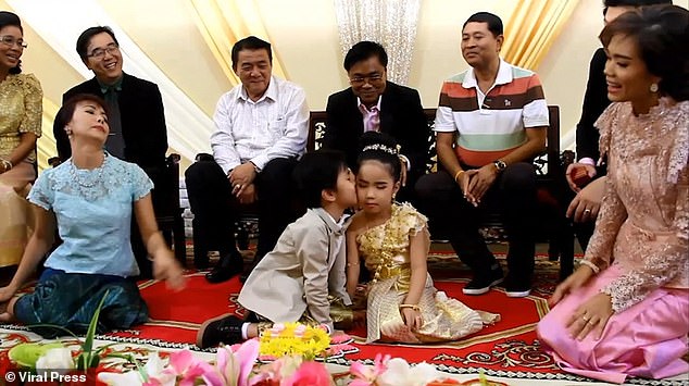 Đám cưới của cặp song sinh 6 tuổi. 