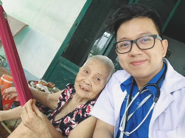 Chàng bác sĩ đẹp trai được lòng các cụ già.
