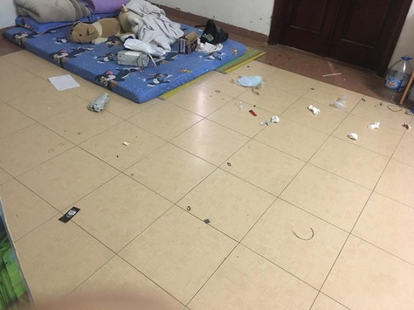 Rác ngập ngụa khắp sàn nhà và cả trên giường.