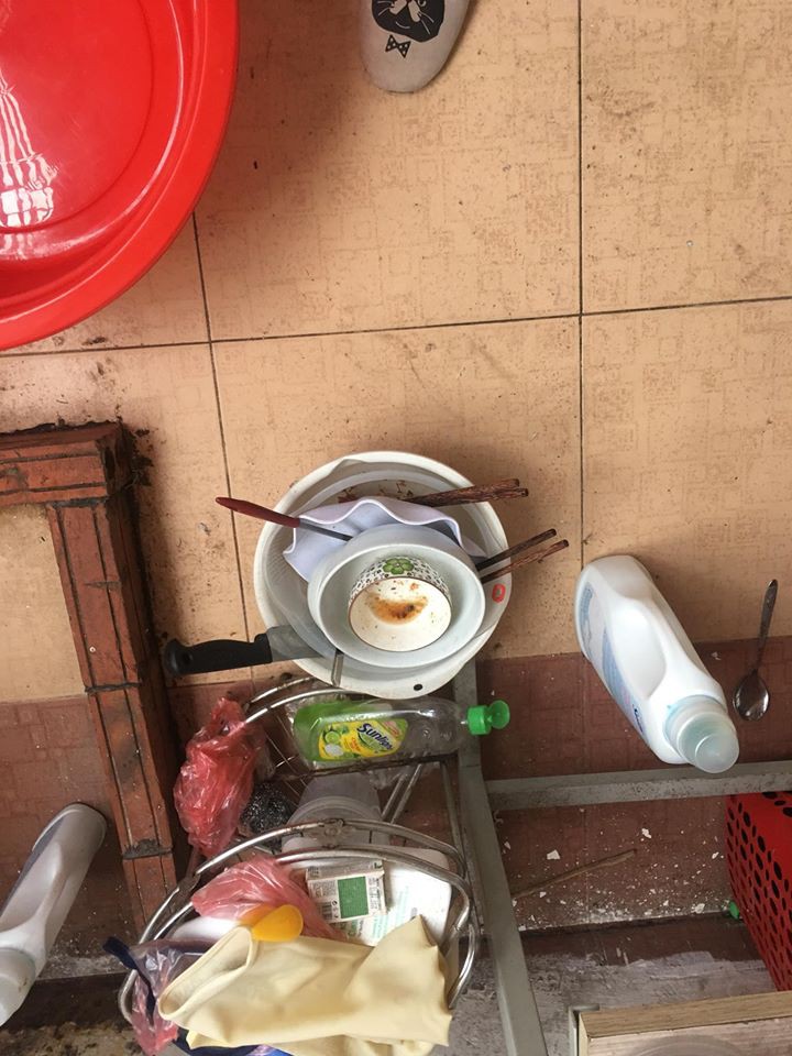 Bát đũa vứt ngổn ngang không rửa.