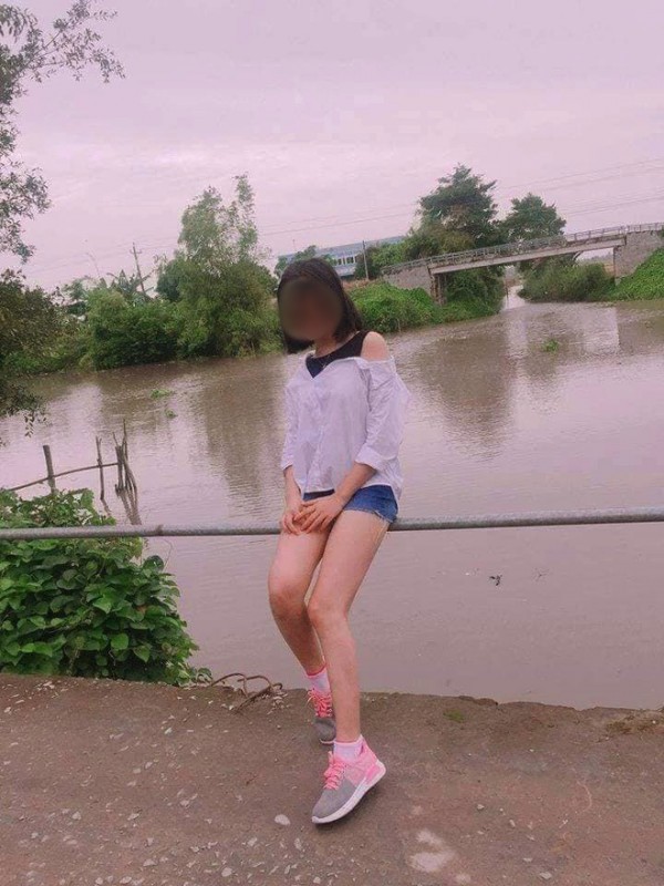 Cô gái đang tạo dáng rất đẹp cạnh bờ sông thơ mộng.