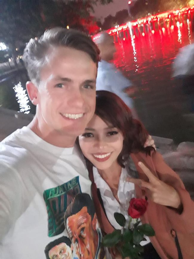 Khoảnh khắc Duyên Phạm hạnh phúc bên chàng trai Tây.