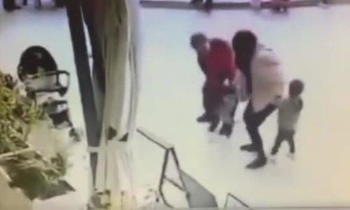 Người đàn ông bắt cóc bé gái ngay trước mặt người thân.