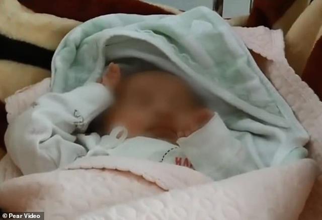 Bé trai được người dân đưa vào bệnh viện ngay sau đó.