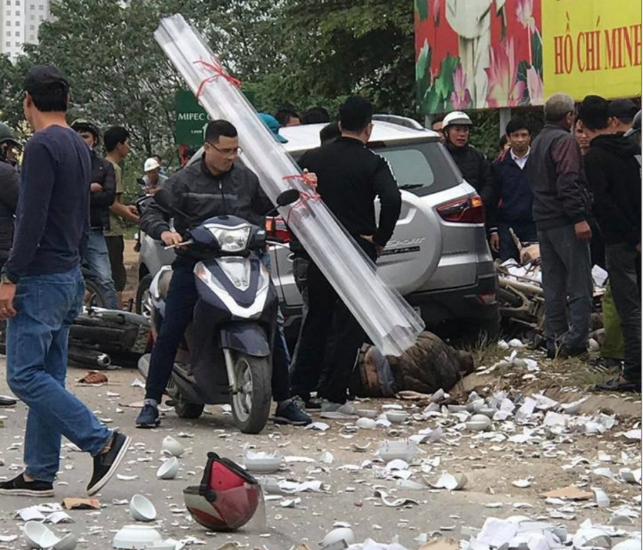 Chiếc ô tô cuốn hàng loạt xe máy vào gầm.
