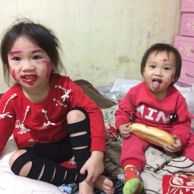Mẹ bận bán hàng, hai chị em tự trang điểm cho nhau.    